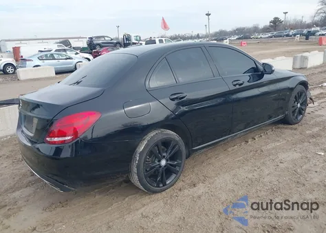 2017 Mercedes-Benz C 300 4Matic z USA, uszkodzony, nr VIN 55SWF4KB8HU193640